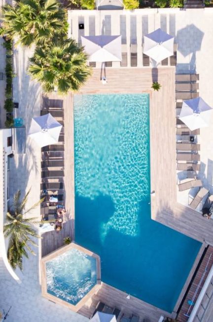 Détente absolue dans un hôtel spa entre mer et montagne