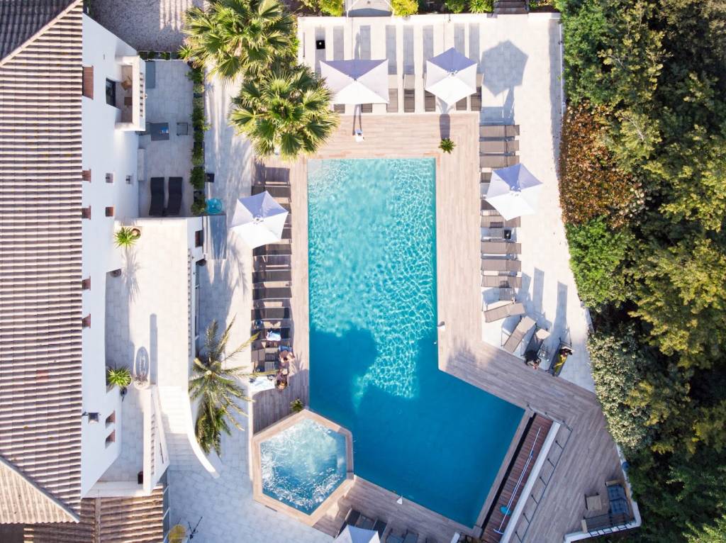 Détente absolue dans un hôtel spa entre mer et montagne