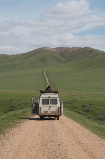 Roadtrip en van en famille en Mongolie : steppes infinies, yourtes traditionnelles et aventures au grand air